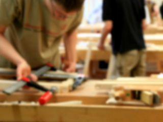 Tischlergesellen bei der Arbeit